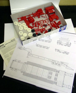 Boîte de maquette de camion Mack rouge avec grappes de pièces, notice et plan de remorque