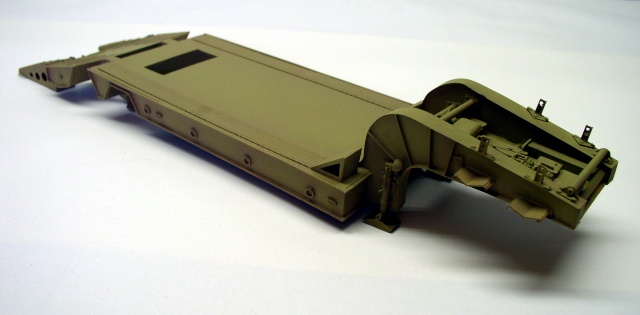 Châssis de maquette de camion militaire peint en vert kaki sur fond blanc