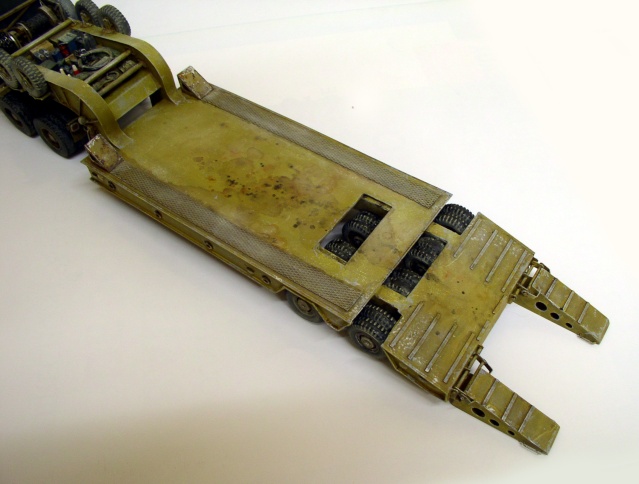 Maquette de camion militaire avec semi-remorque porte-engins et rampes de chargement vue arrière