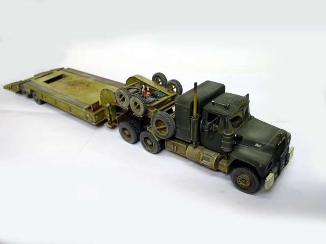 Maquette de camion tracteur militaire Mack vert olive attelé à une remorque porte-engins surbaissée