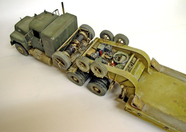 Maquette de camion tracteur militaire vert attelé à une remorque porte-char surbaissée