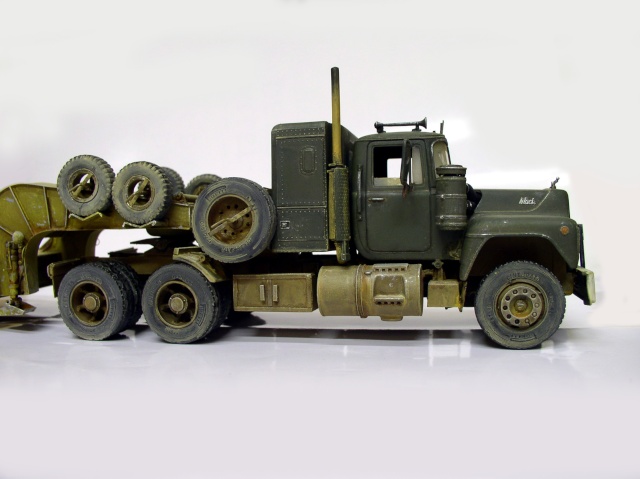Maquette de camion tracteur Mack militaire vert vue de profil avec cabine et roues de secours