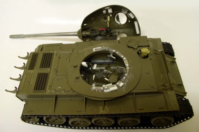 Maquette de char vert olive avec tourelle séparée révélant l'intérieur du compartiment de combat détaillé