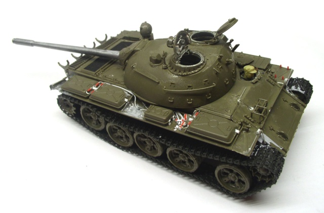Maquette de char militaire vert olive avec tourelle et long canon sur chenilles