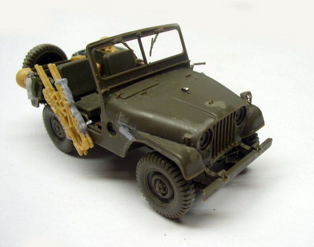 Maquette de Jeep militaire kaki vue de trois-quarts avant avec équipement chargé à l'arrière
