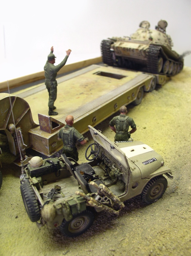 Diorama militaire avec figurines, jeep et char chargé sur une remorque porte-engins