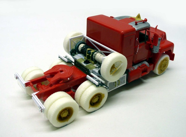 Maquette de camion tracteur Mack rouge avec cabine, châssis détaillé et pneus blancs