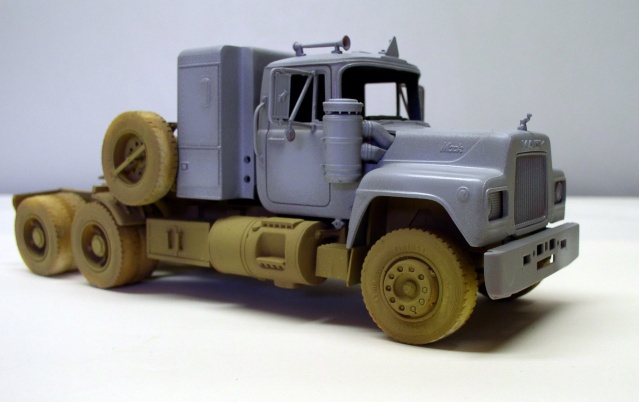 Maquette de tracteur routier Mack gris en cours de montage, sans cabine peinte