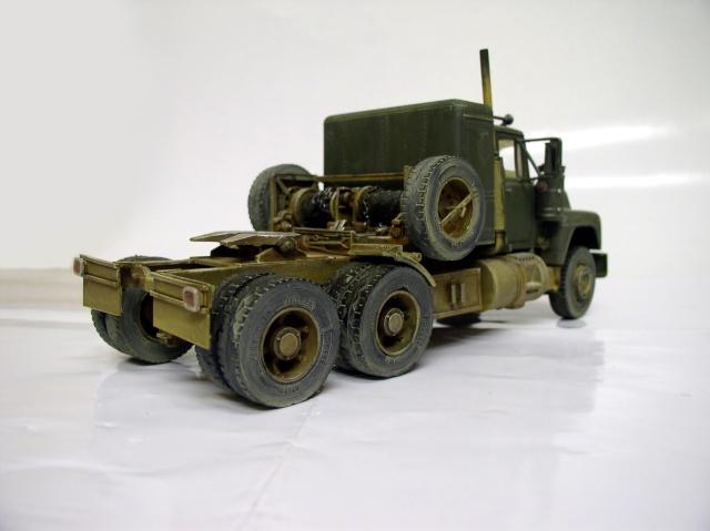 Maquette de camion tracteur militaire Mack vert vu de trois quarts arrière
