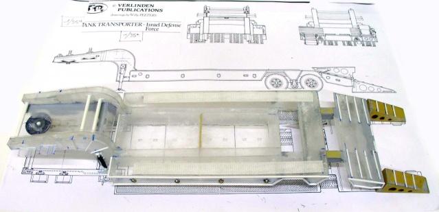 Plateau de remorque porte-char en construction posé sur son plan Verlinden au 1/35