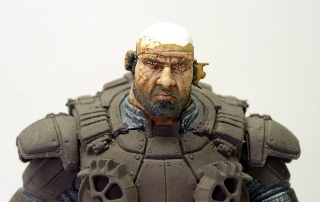 Buste de la figurine Marcus Fenix, visage peint avec armure grise encore en apprêt