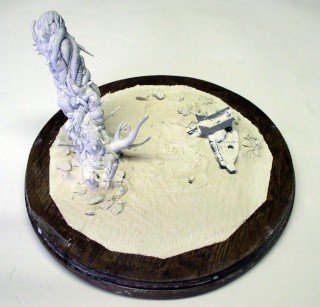 Socle rond en bois avec décor de sol et figurine Marcus Fenix apprêtés en blanc