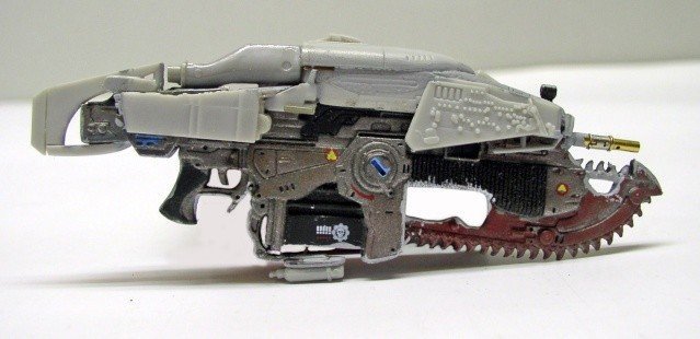 Réplique du fusil Lancer de Marcus Fenix avec tronçonneuse en cours de peinture