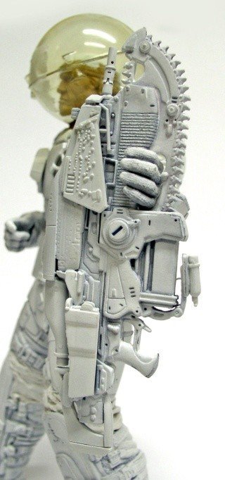 Maquette non peinte de Marcus Fenix tenant son fusil tronçonneuse Lancer, vue de profil