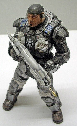 Figurine peinte de Marcus Fenix en armure grise tenant un fusil tronçonneuse