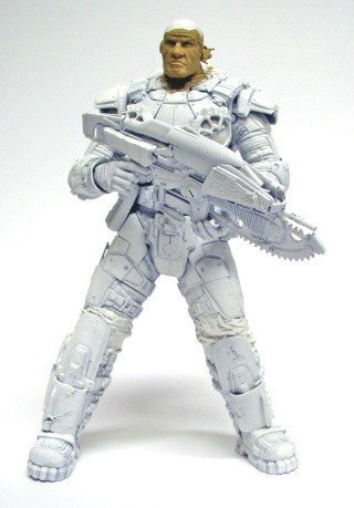 Figurine Marcus Fenix en apprêt blanc avec armure détaillée et fusil tronçonneuse avant peinture