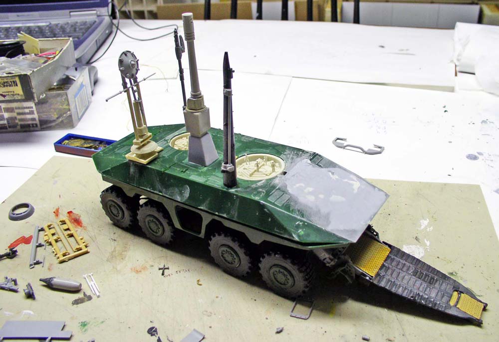 Maquette du transporter Mars Odyssey vert à huit roues en cours d'assemblage sur l'établi