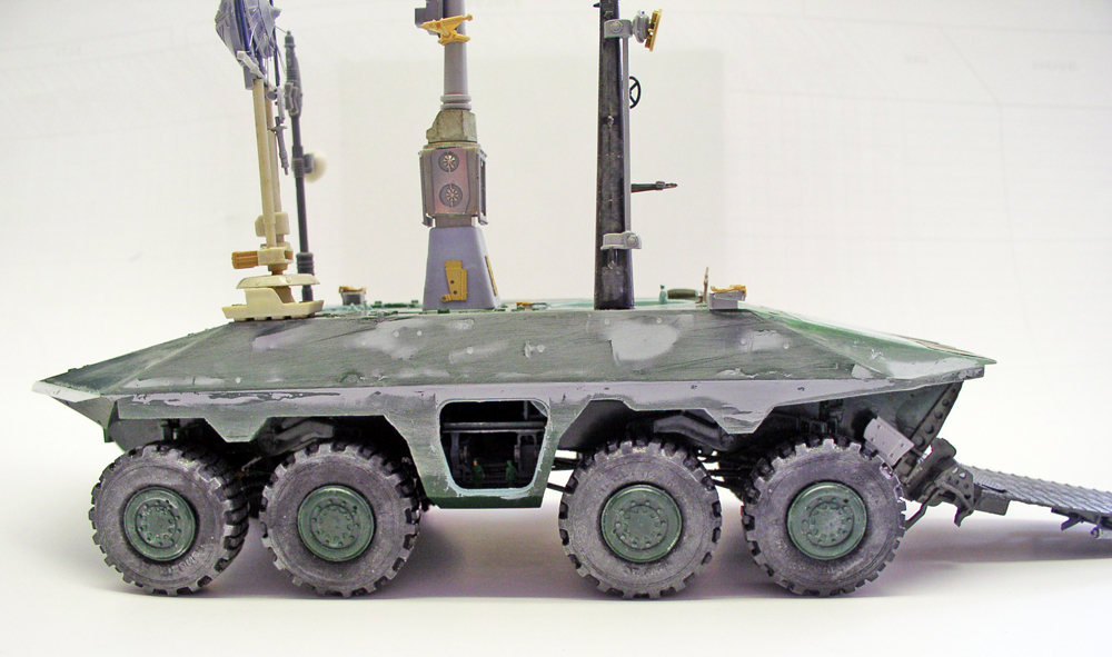 Maquette du transporteur Mars Odyssey vue de profil, châssis huit roues avec mâts et photodécoupe