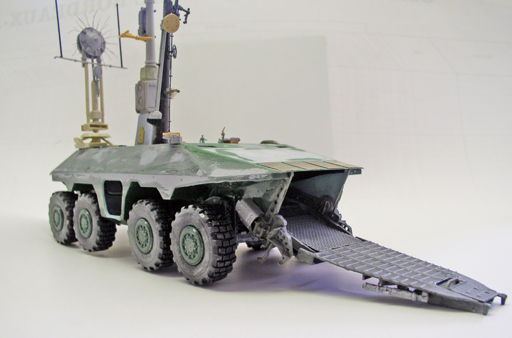 Maquette du transporteur Mars Odyssey huit roues avec rampe arrière abaissée et antennes