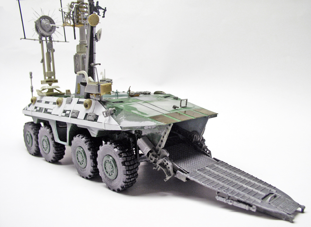 Maquette de transporteur Mars Odyssey huit roues avec rampe arrière abaissée et mâts d'antenne
