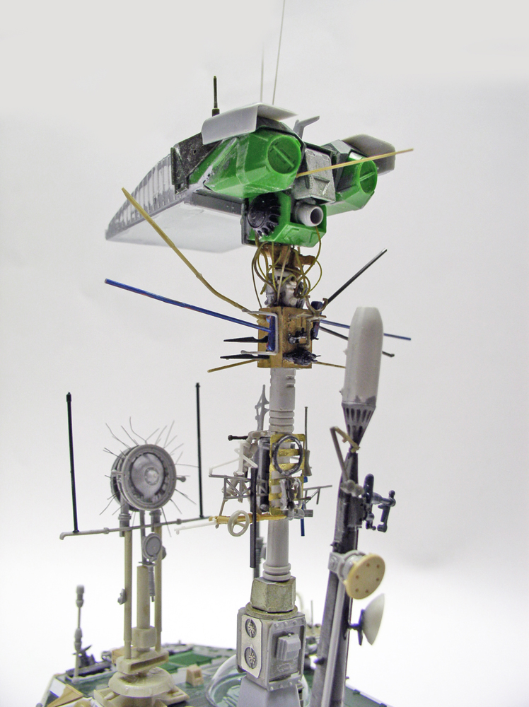 Maquette détaillée du transporter vert posé sur un mât entouré d'antennes et radars