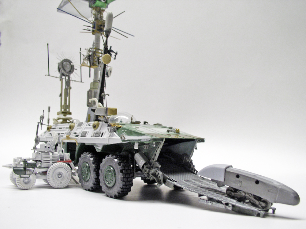Maquette de véhicule transporteur Mars Odyssey à six roues avec mât d'antennes et rampe arrière déployée