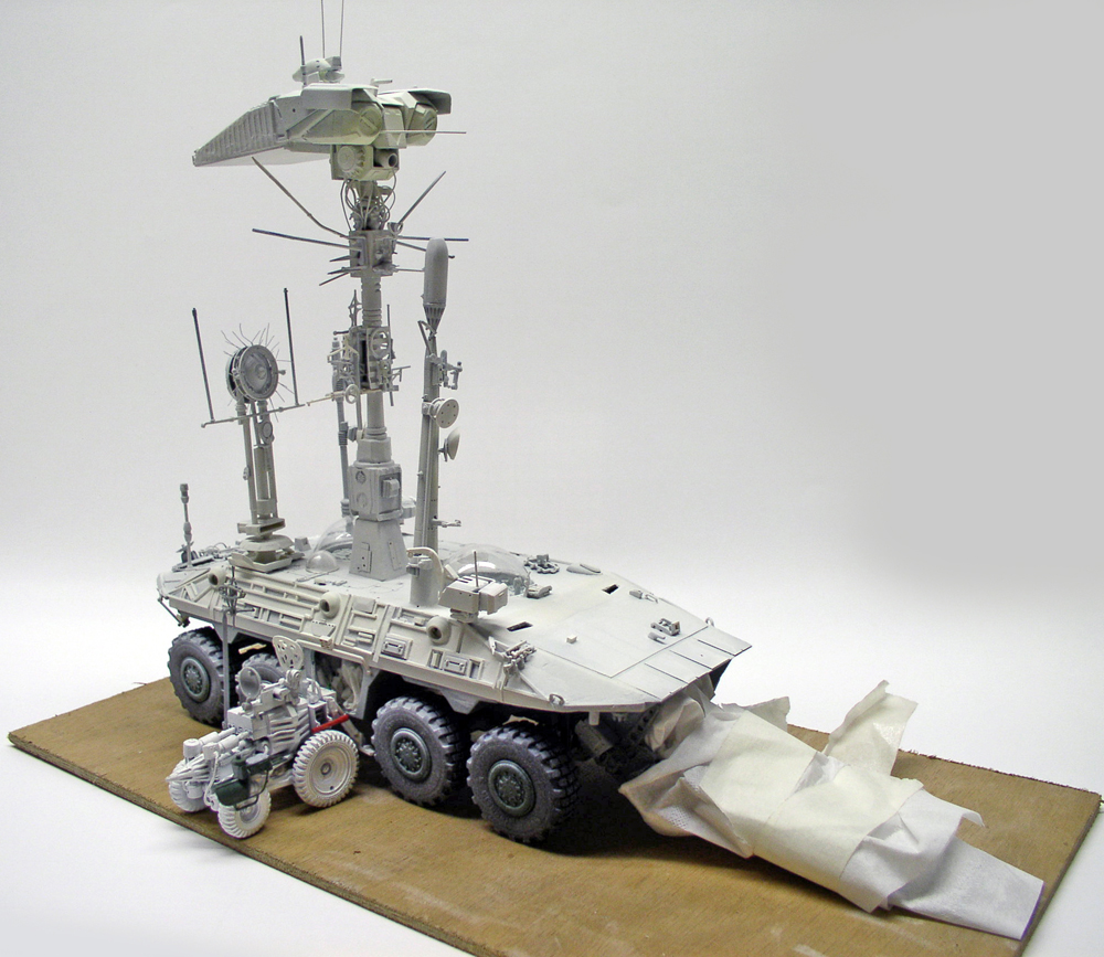 Maquette de transporteur Mars Odyssey blindé huit roues avec mât d'antennes et radar
