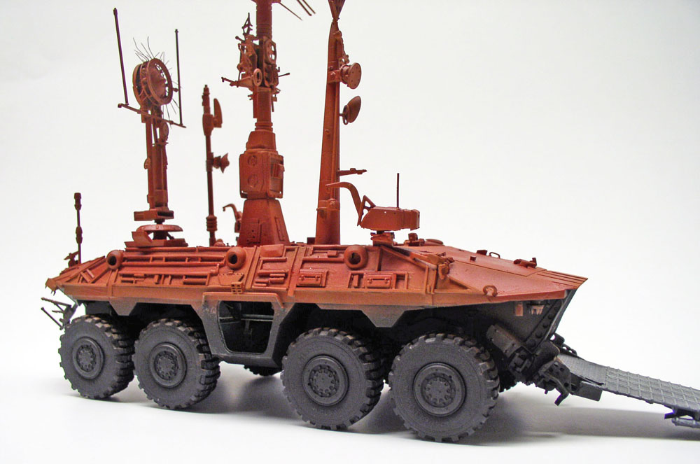 Maquette de transporteur Mars Odyssey à huit roues avec antennes et radars sur le toit