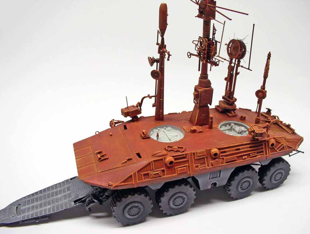 Maquette du transporteur Mars Odyssey à huit roues avec mâts d'antennes et rampe arrière déployée