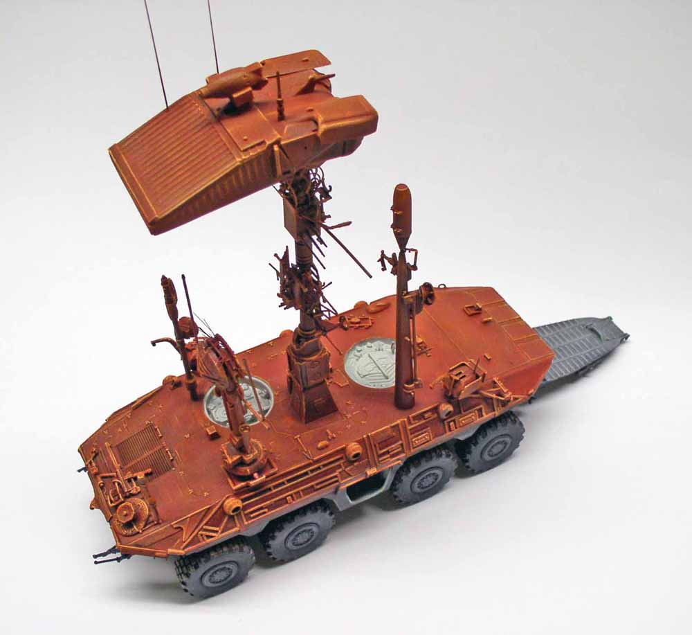 Maquette de transporteur martien à huit roues couleur rouille avec antenne radar relevée