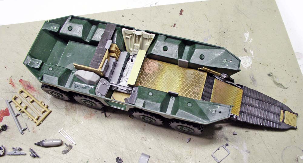 Maquette du transporteur Mars Odyssey vert vue de dessus avec rampe arrière et pièces photodécoupées
