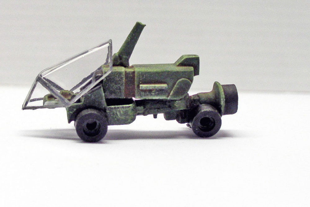 Maquette du transporter Mars Odyssey peinte en camouflage vert, vue de profil sur fond blanc