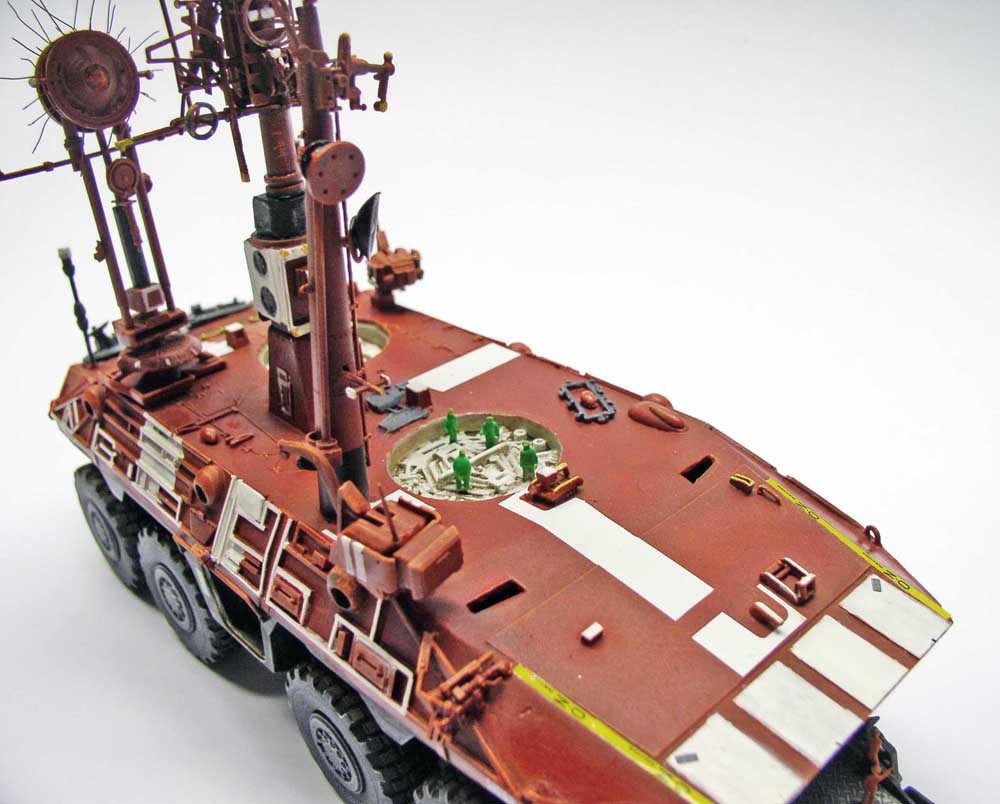 Maquette du transporter Mars Odyssey rouge à six roues avec antennes et figurines vertes