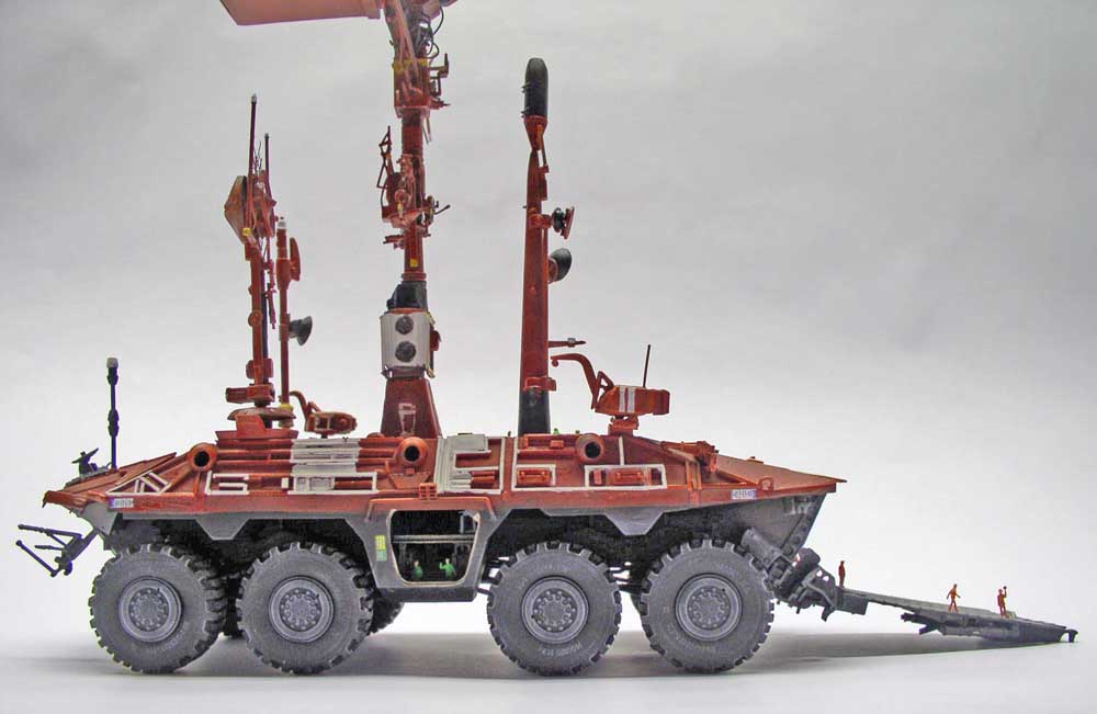 Maquette de transporteur martien rouge à huit roues avec antennes, mâts et figurines à l'échelle