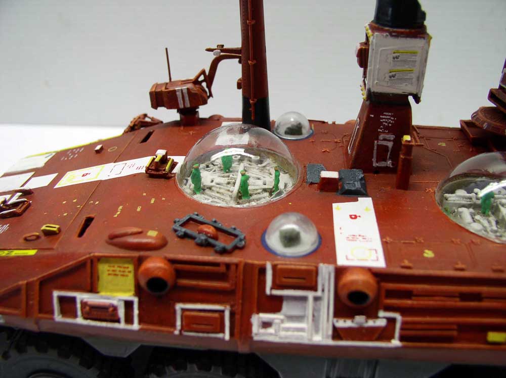 Détail de la maquette Mars Odyssey transporter avec dômes transparents et coque rouge patinée