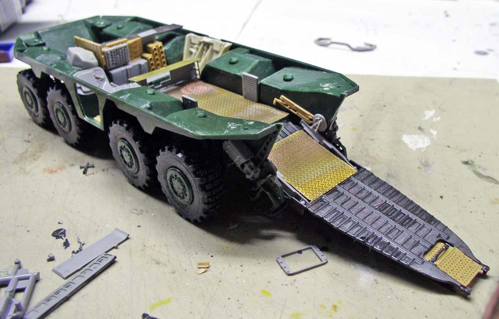 Maquette de transporter blindé vert à huit roues avec rampe arrière et pièces photodécoupées en cours de montage