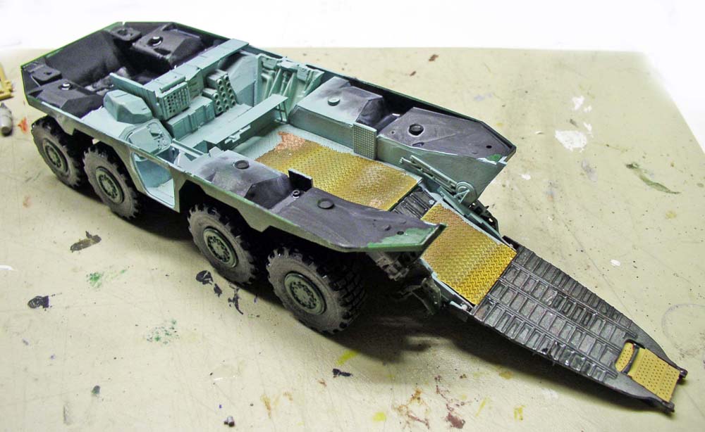 Maquette de transporteur blindé huit roues vert avec rampe arrière dépliée et plateau