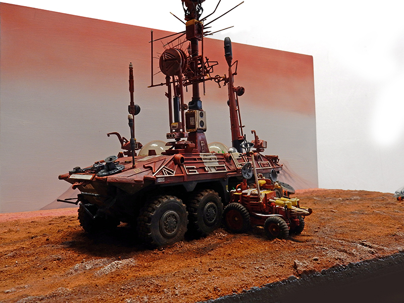 Maquette de transporter Mars Odyssey à six roues avec antennes sur diorama martien rouge