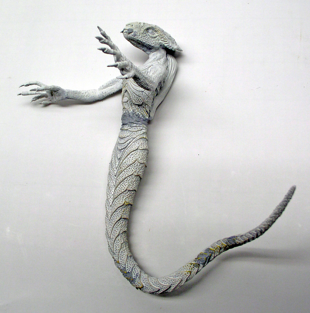 Figurine de démon marin écailleux à longue queue serpentine et griffes, peinte en gris clair