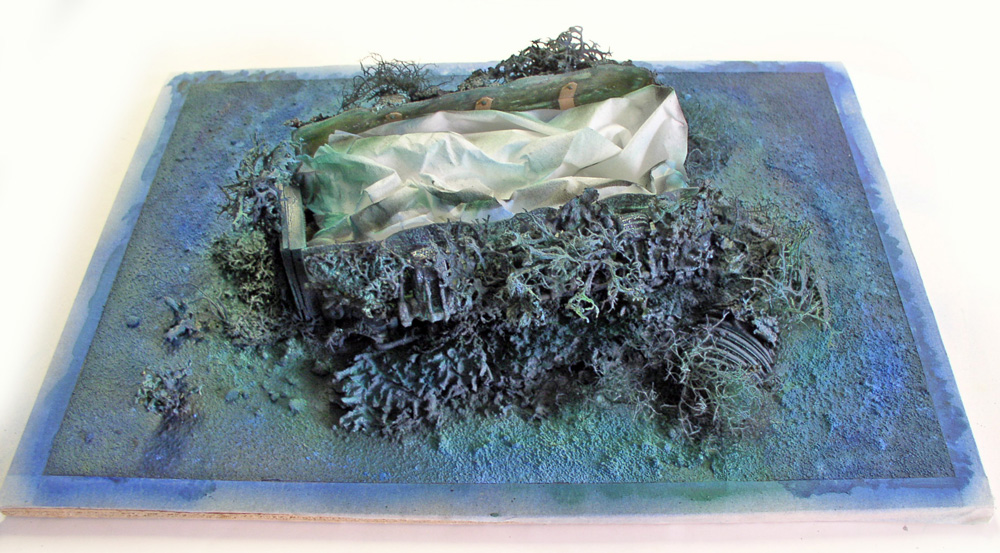 Diorama de fond marin avec épave envahie d'algues et coraux verts sur socle bleu