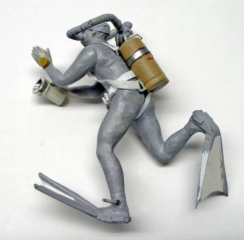 Maquette de plongeur démon marin en cours de montage avec bouteille, palmes et lampe