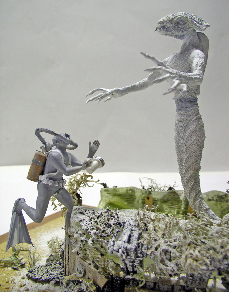 Maquette non peinte d'un plongeur face à un démon marin sur une épave sous-marine