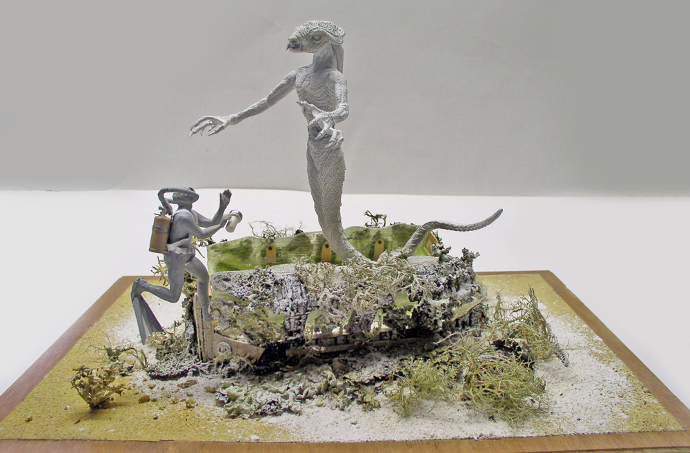 Diorama d'un démon marin face à un plongeur près d'une épave sous-marine envahie d'algues