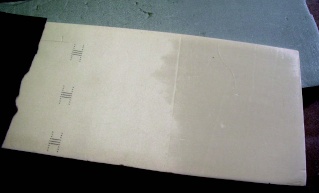 Plaque de polystyrène extrudé blanc avec tracés au crayon pour la découpe