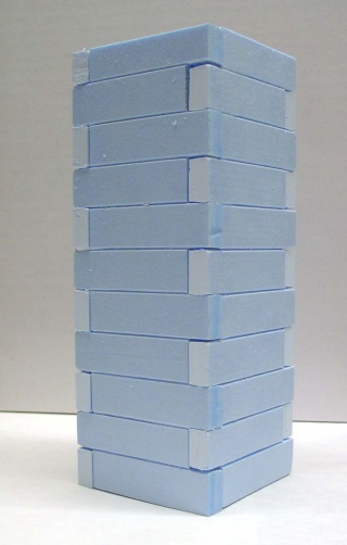 Plaques de polystyrène extrudé bleu empilées formant une colonne pour maquette