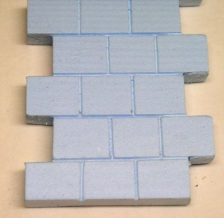 Mur en polystyrène extrudé gravé pour imiter un appareillage de briques ou pierres