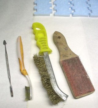 Outils pour texturer le polystyrène extrudé : spatule, brosses métalliques et cale à poncer
