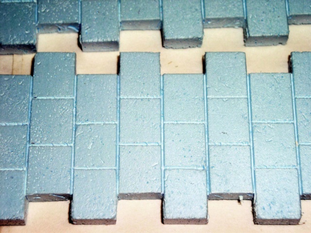 Pavés gravés dans du polystyrène extrudé peint en gris formant un dallage de maquette