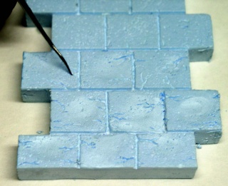 Gravure de joints de pierres dans du polystyrène extrudé bleu à l'aide d'une pointe