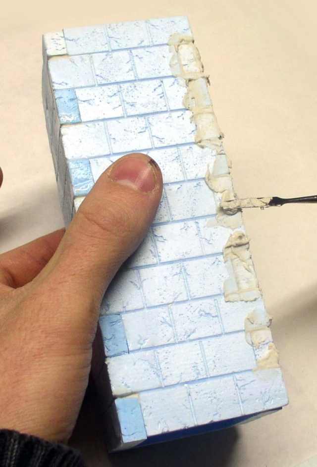 Gravure de joints de pierres sur un mur en polystyrène extrudé bleu